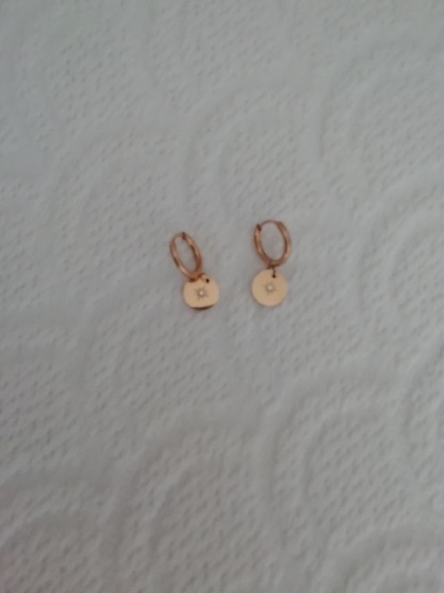 preciosos pendientes de acero, tono dorado