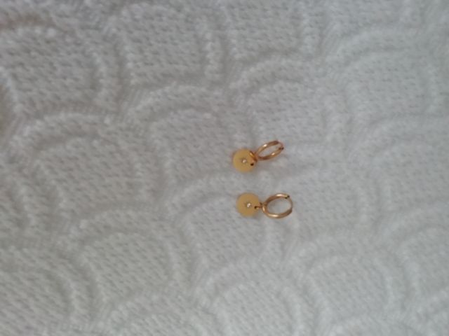 preciosos pendientes de acero, tono dorado