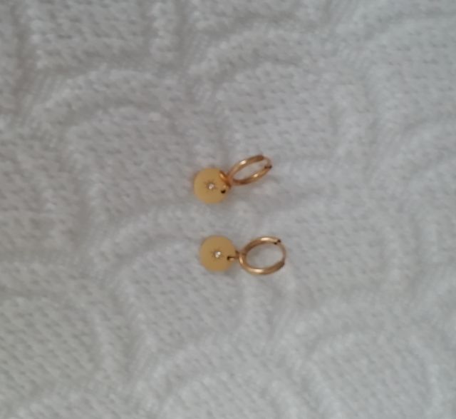 preciosos pendientes de acero, tono dorado