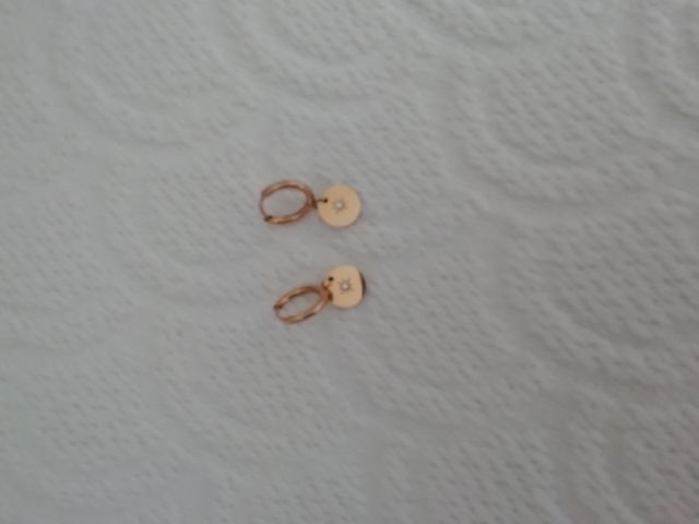 preciosos pendientes de acero, tono dorado