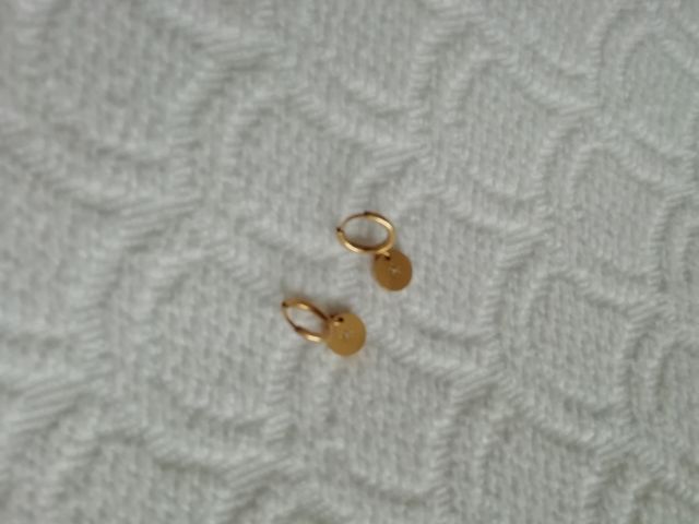 preciosos pendientes de acero, tono dorado