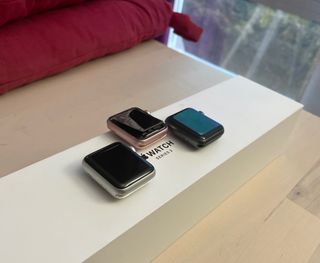 2 esferas Apple Watch 3 y 1 Apple Watch 2 de segunda mano por 79 EUR en  Fuengirola en WALLAPOP