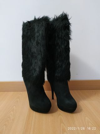 Botas altas plataforma y pelo negras de segunda mano por 10 EUR en Madrid  en WALLAPOP