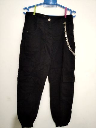 Pantalones cargo jogger con cadena Bershka de segunda mano por 8 EUR en  Vigo en WALLAPOP