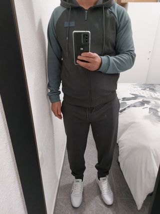 Chándal Guess gris hombre. de segunda mano por 90 EUR en Valencia en  WALLAPOP