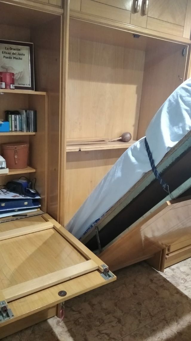 Cama abatible de 80cm. mas escritorio y cajonera.