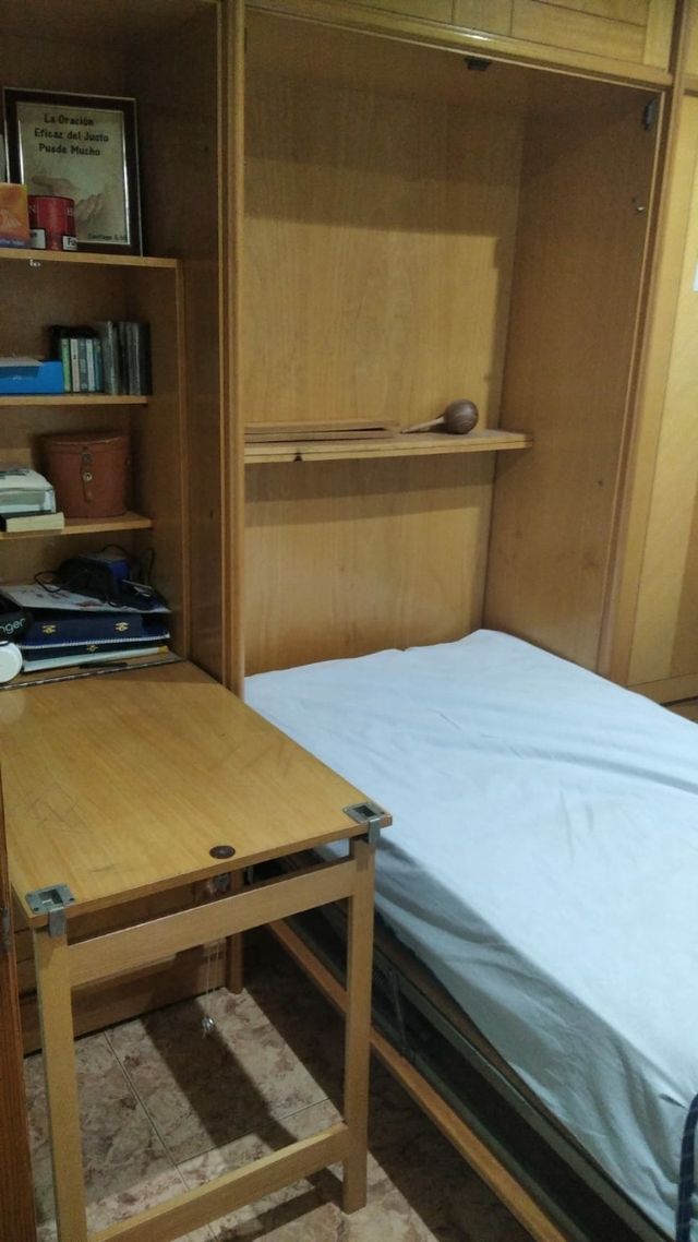 Cama abatible de 80cm. mas escritorio y cajonera.