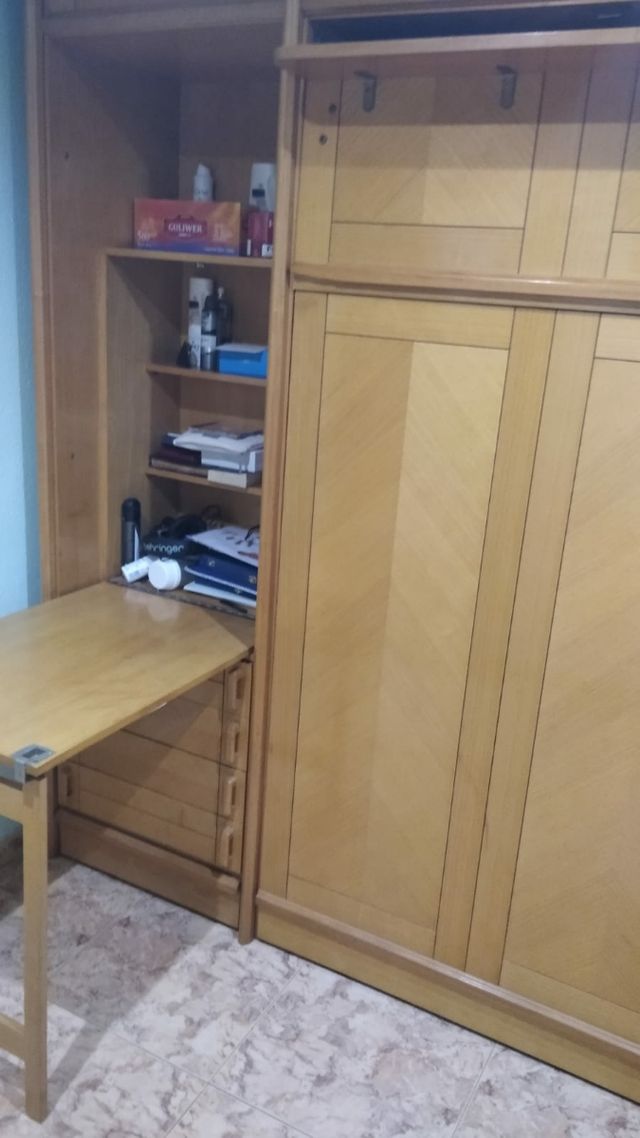 Cama abatible de 80cm. mas escritorio y cajonera.