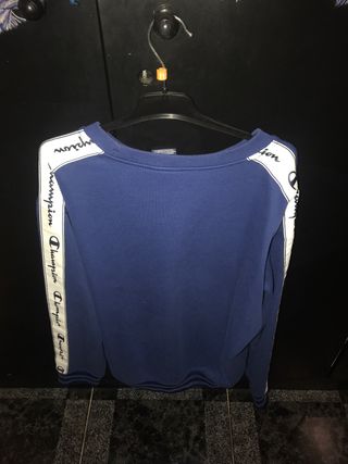 Suéter champion azul marino de segunda mano por 10 EUR en San Cristóbal de  La Laguna en WALLAPOP