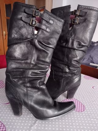 Botas altas piel negras de caña ancha talla 40 de segunda mano por 20 EUR  en Humanes de Madrid en WALLAPOP