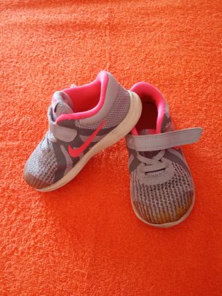 Zapatillas deporte NIKE número 25 de segunda mano por 6 EUR en Huesca en  WALLAPOP