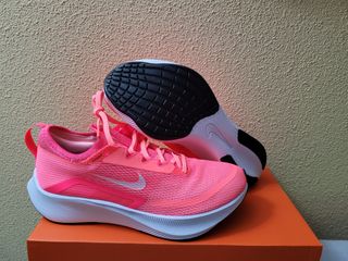 NIKE ZOOM FLY 4 W TALLA 42 de segunda mano por 99,99 EUR en Tavernes  Blanques en WALLAPOP