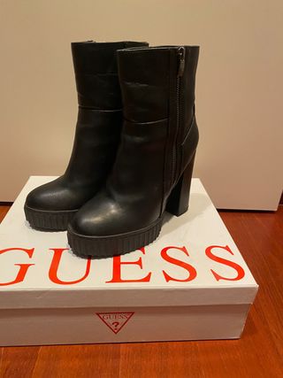 Botas\\/botines Guess de segunda mano por 55 EUR en Sant Sadurní d\\'Anoia en  WALLAPOP