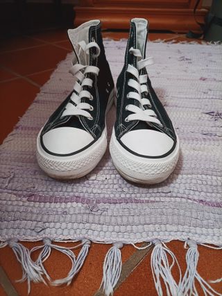 Zapatillas estilo converse de segunda mano por 10 EUR en Antequera en  WALLAPOP