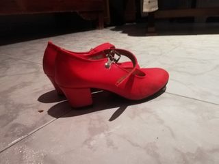 TACONES DE GITANA NIÑAS TALLA 28 de segunda mano por 5 EUR en Dos Hermanas  en WALLAPOP