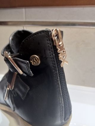 Botines abiertos con detalles dorados t37 XTI de segunda mano por 15 EUR en  Alcalá de Henares en WALLAPOP