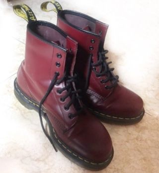 Botas granates Dr. Martens de segunda mano por 90 EUR en Santander en  WALLAPOP