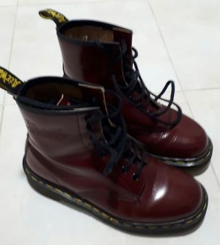 Botas granates Dr. Martens de segunda mano por 90 EUR en Santander en  WALLAPOP