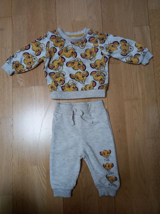 Chandal rey león bebé de segunda mano por 4 EUR en Ávila en WALLAPOP