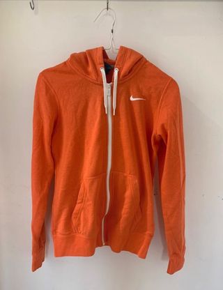 Sudadera Nike naranja de segunda mano por 20 EUR en Barcelona en WALLAPOP
