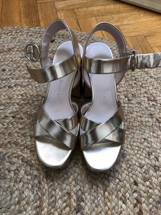 Sandalias plataforma doradas ZARA de segunda mano por 35 EUR en  Arroyomolinos en WALLAPOP
