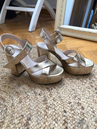 Sandalias plataforma doradas ZARA de segunda mano por 35 EUR en  Arroyomolinos en WALLAPOP