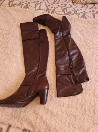 Botas altas marrones piel chica de segunda mano por 15 EUR en Bétera en  WALLAPOP