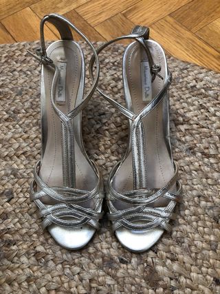 Sandalia dorada Massimo Dutti de segunda mano por 30 EUR en Arroyomolinos  en WALLAPOP