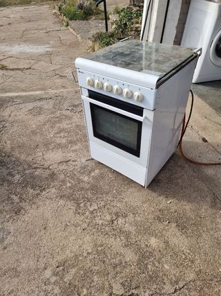 Cocina con horno de gas y un fogón eléctrico. de segunda mano por 60 EUR en  Riudellots de la Selva en WALLAPOP