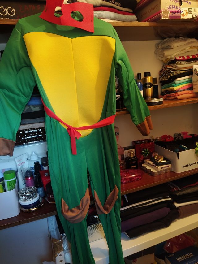 incluye antifaz y caparazón...talla 7/8 años