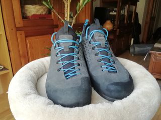 Botas aproximación impermeable Simond (PVP 100€) de segunda mano por 47 EUR  en Oviedo en WALLAPOP
