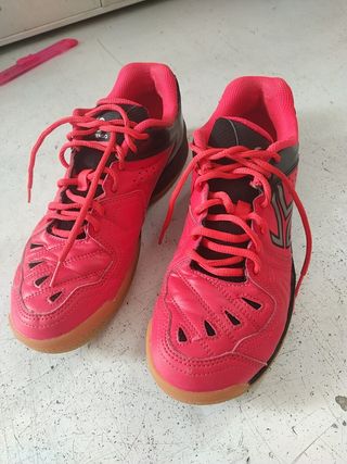 Botas,bambas fútbol sala, decathlon de segunda mano por 8 EUR en Santa  Perpètua de Mogoda en WALLAPOP