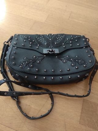 Bolso desigual de piel con tachuelas de segunda mano por 25 EUR en Sabadell  en WALLAPOP