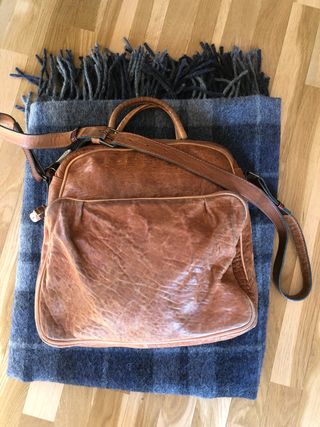 Bolso piel camel de Beatriz Furest de segunda mano por 38 EUR en Barcelona  en WALLAPOP