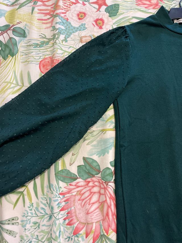 Jersey verde botella con mangas abullonadas de tul