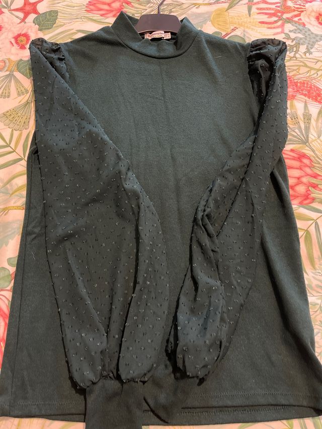 Jersey verde botella con mangas abullonadas de tul