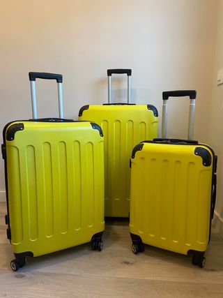 CONJUNTO DE MALETA AMARILLO FLUORESCENTE de segunda mano por 105 EUR en  Barcelona en WALLAPOP