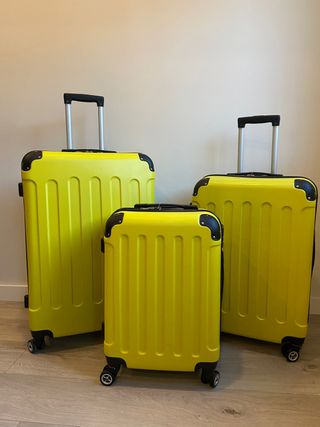 CONJUNTO DE MALETA AMARILLO FLUORESCENTE de segunda mano por 105 EUR en  Barcelona en WALLAPOP