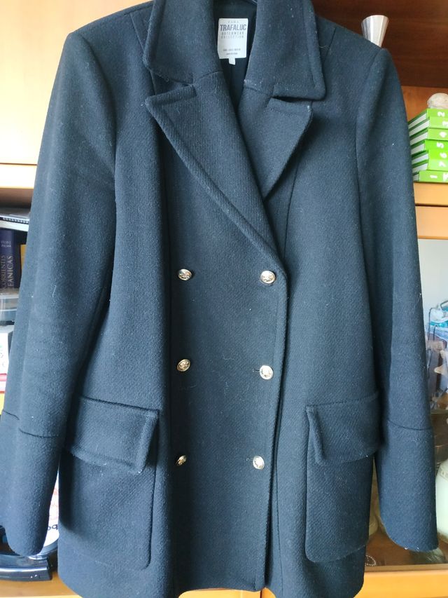 abrigo negro estilo marinero de color negro