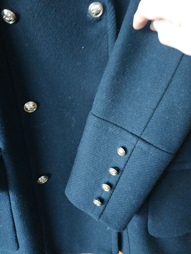 abrigo negro estilo marinero de color negro