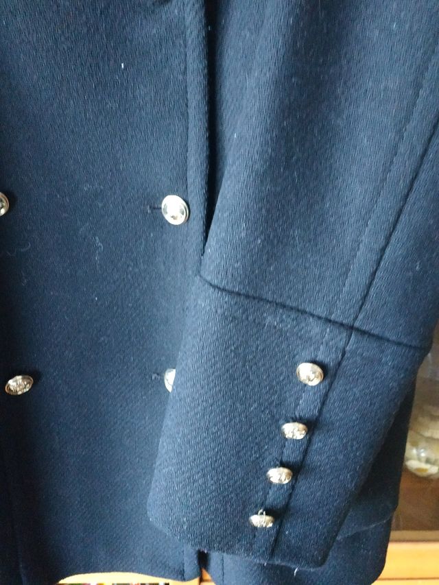 abrigo negro estilo marinero de color negro