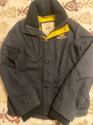 Abrigo hombre Hollister M de segunda mano por 9 EUR en San  Bizenti-Barakaldo en WALLAPOP