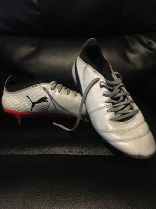 Botas de fútbol de segunda mano por 10 EUR en Granada en WALLAPOP