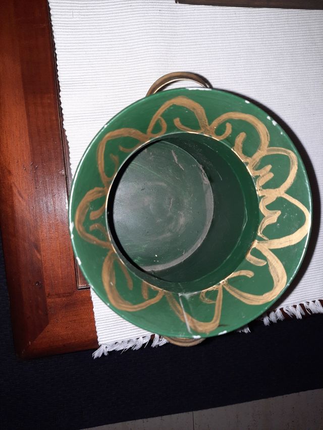 florero metálico latón decorado