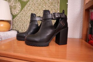 Botines cut out track moteros tacón de segunda mano por 10 EUR en Madrid en  WALLAPOP