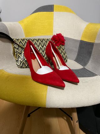 ZAPATOS TACÓN ROJO A ESTRENAR STRADIVARIUS de segunda mano por 15 EUR en  Móstoles en WALLAPOP