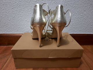 Sandalia tacón Gloria Ortiz de segunda mano por 29,95 EUR en Arizgoiti en  WALLAPOP