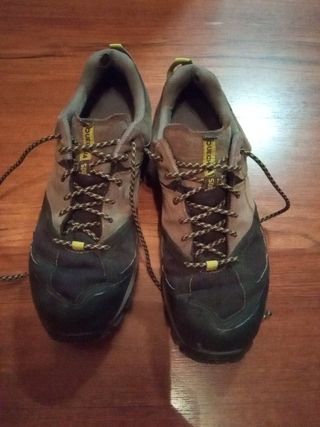 Zapatillas trekking Quechua. Talla 44. 28 cm. de segunda mano por 5 EUR en  Murcia en WALLAPOP