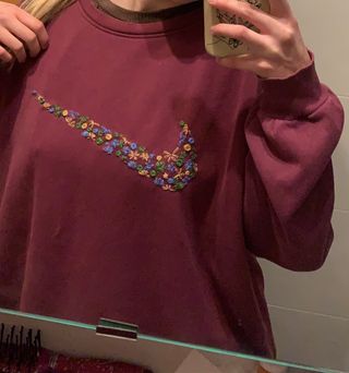 Sudadera personalizada flores nike de segunda mano por 20 EUR en  Guadalajara en WALLAPOP