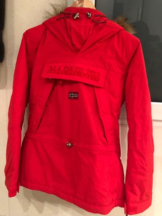 Chaqueta Roja con pelo en la capucha de segunda mano por 350 EUR en Madrid  en WALLAPOP